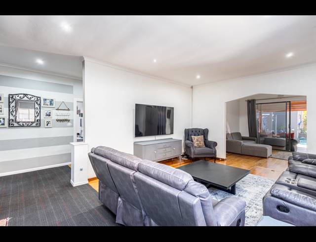 3 BEDROOM HOUSE FOR SALE IN BOSTON